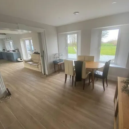 Villa Scotsland House - Luxurious Country Getaway *